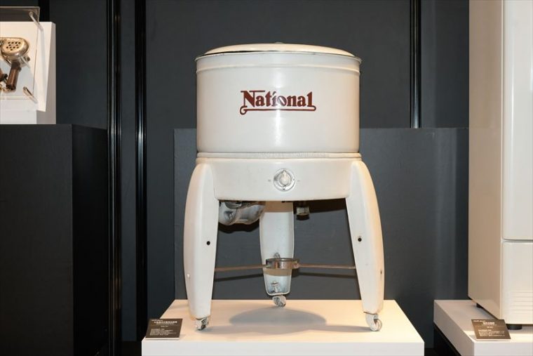 丸型撹拌式電気洗濯機 MW-101（1951年[昭和26年]） 同社洗濯機第1号機。米国市場視察を終えた創業者自ら、「洗濯機は家庭の主婦を家事の重労働から解放する重要な商品だ」として商品化を指示、開発した。当時は脱水機能はなかった。