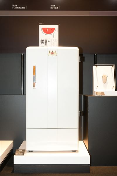 電気冷蔵庫 NR-351（1953年[昭和28年]） 同社冷蔵庫第1号機。ドア中央にナショナルの王冠マークが取り付けられ、形も大きく、当時としては豪華なイメージだった。当時大卒男子の初任給が1万円前後の時代に12万9000円という価格は、庶民には高嶺の花だった。