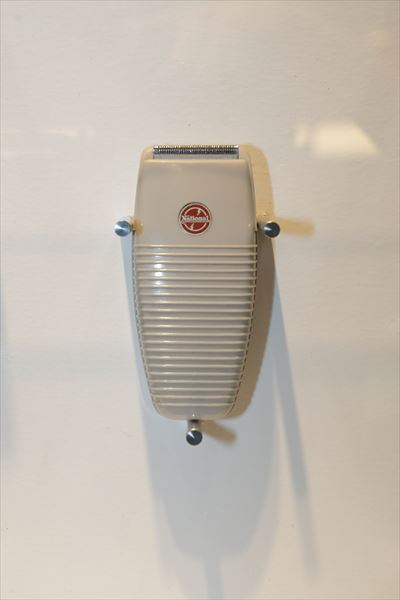 シェーバー MS-10（1955年[昭和30年]） 国産初の電気カミソリ。既に発売していたバイブレーターの電磁駆動式を採用、刃は厚い鉄の板を曲げ、そこに溝をカットして作った「スリット刃」だった。