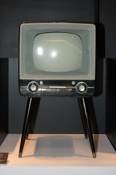 白黒テレビ T-14R1（1958年[昭和33年]） 量産設備の安定により、高品質高性能と普及価格帯を両立、空前のヒット商品となった。