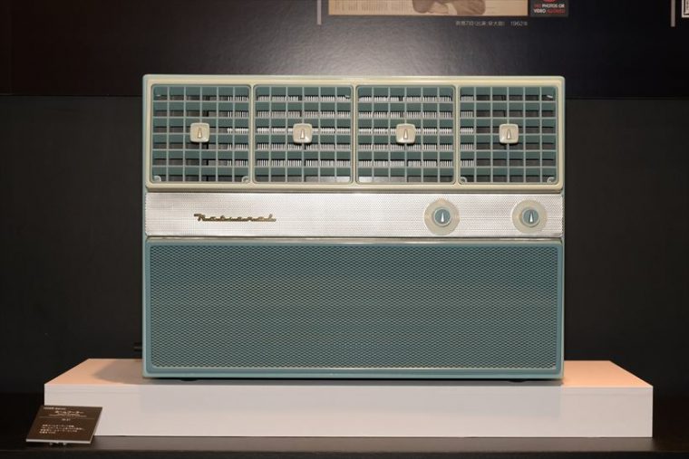 ホームクーラーW-31（1958年[昭和33年]） 同社ルームクーラー1号機。「ホームクーラー」と名付けて発売し、家庭用ルームクーラーとしての先鞭をつけた。