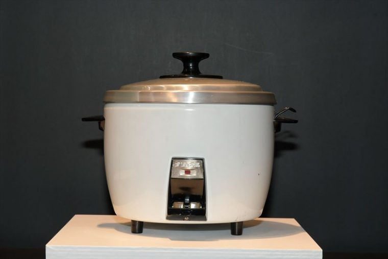 電気自動炊飯器 SR-15（1959年[昭和34年]） 熱効率の良い直熱式の加熱方法を採用。市場でのナショナル自動炊飯器の基礎を築いた。