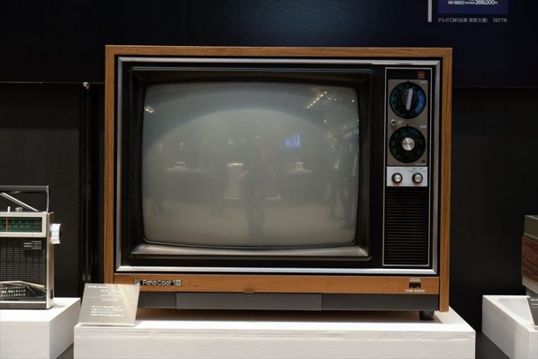 カラーテレビ クイントリックス TH18-E25N（1974年[昭和49年]） 新ブラウン管の採用により、大幅にコントラストや明るさが改善。さらに圧倒的な省エネ性も実現した。