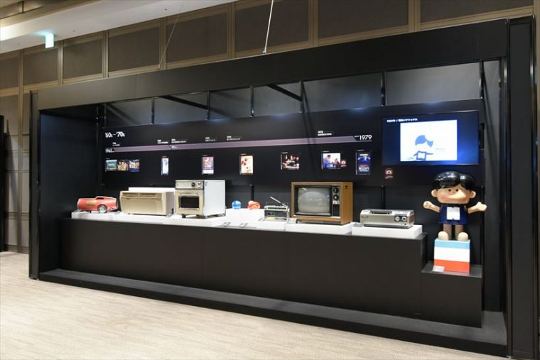 パナソニックのこれまでを振り返る展示ブースでは、「松下電気器具製作所」時代(大正期)の製品や昭和の時代を彩った家電製品など、様々な製品が陳列されていた。