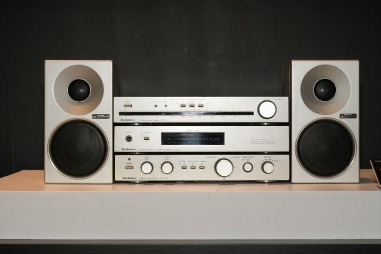 ステレオシステム コンサイスコンポ（1978年[昭和53年]） テクニクスブランドで発売された小型本格システム・コンポーネント・ステレオセット。ミニコンポ時代到来の礎を作った。