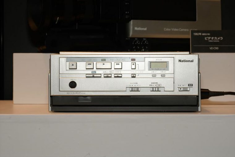 ビデオ アクションマックロード NV-100（1982年[昭和57年]） 本体質量3.8kgで、発売当時世界最軽量だったポータブルビデオ。屋外への持ち出しが可能で、ビデオカメラを組み合わせて、家庭での録画再生が可能になった。