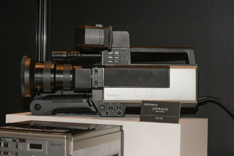 ビデオカメラ VZ-C90（1982年[昭和57年]） 録画機構はなく、上の「アクションマックロード」と組み合わせて録画を行った。 