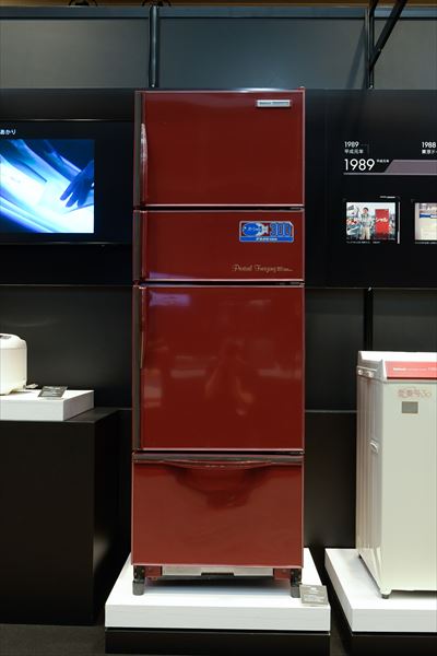 冷蔵庫 パーシャル冷蔵庫 NR-306CG-F（1984年[昭和59年]） マイコン制御技術によるパーシャルフリージング機能付き冷蔵庫。パーシャルは-3℃の、冷蔵でも冷凍でもない新しい保存温度で肉や魚の鮮度を長く保つ画期的技術。現在でもパナソニック冷蔵庫の鮮度維持技術の根幹を成している。