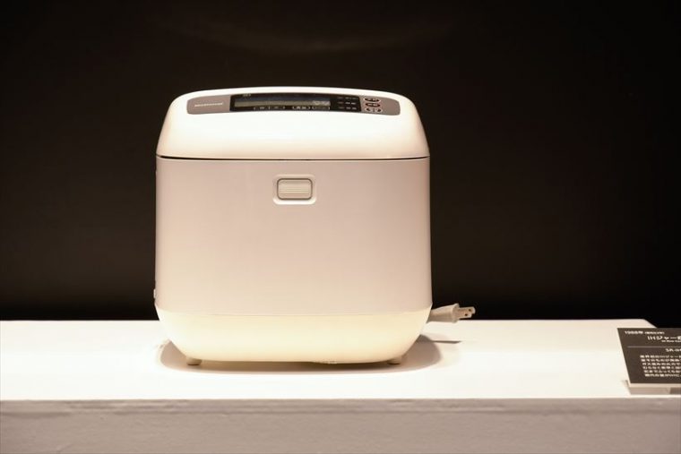 IHジャー炊飯器 SR-IH10（1988年[昭和63年]） 業界初のIHジャー炊飯器。釜そのものが発熱する新技術IH方式を採用。ガス並みの火力でお米全体をムラなく素早く加熱し、芯までふっくらおいしく炊き上げる“現代の釜”がIHによって生まれた。