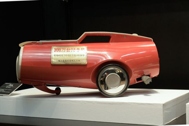 強力ハイクリーンD MC-1000C（1965年[昭和40年]） 世界で初めてプラスチックボディを採用、カラフルなカラーリングが可能になった。走行性にすぐれたデザインと大型キャスターで、引き回しの良さを実現した。