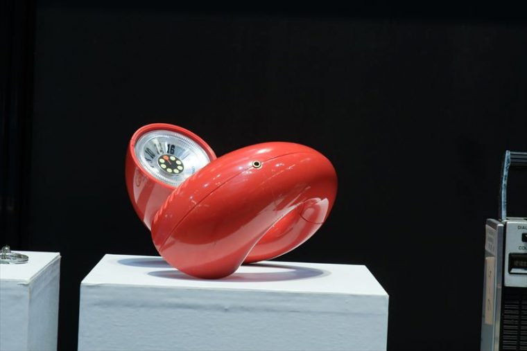 ラジオ パナペットクルン R-72（1971年[昭和46年]） リング状にして腕に巻きつけて持ち歩け、ねじるとチューナー部分が現れるラジオで、ヨーロピアンなデザイン感覚が人気に。女性の需要が半数以上を占め、新しい女性用ラジオとして当時注目を集めた。