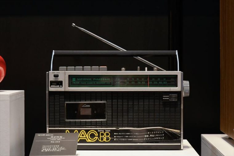 ラジカセ MAC BB RQ-444（1972年[昭和47年]） FM/AMラジオ付きカセットテープレコーダー。「自動巻き戻し機構」を採用し、使い勝手がさらに向上した。