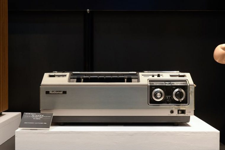 ホームビデオ マックロード88 NV-8800（1977年[昭和52年]） 同社のVHS方式ビデオデッキの第1号機。チャンネル切り替えがダイヤル式なのに時代を感じる。