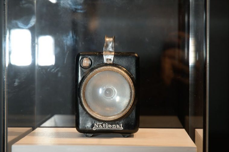 角型ランプ（1927年[昭和2年]） 初めて「ナショナル」の商標を使った「ナショナルランプ」。自転車と手提げ兼用の製品で、発売1年もしないうちに売り上げは月3万個に達する大ヒット商品となり、昭和初頭の同社の発展を支えた。