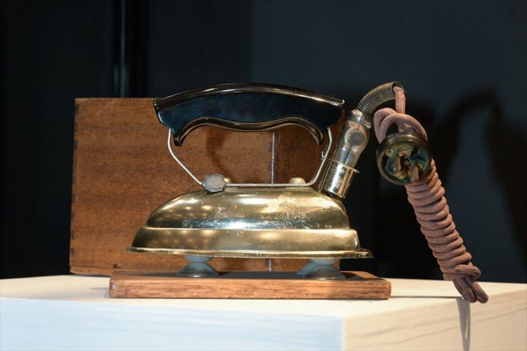 スーパーアイロン（1927年[昭和2年]） 同社の電熱製品第1号機。電熱製品の将来性に着目し、開発した。フォード社の大量生産方式をヒントに低価格を実現。昭和5年には、商工省から国際優良品に指定された。