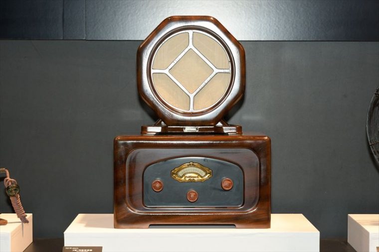 3球1号型受信機 R-31（1931年[昭和6年]） 同社のラジオ第1号機。東京中央放送局（現NHK）のラジオセットコンクールに応募、1等に当選した。