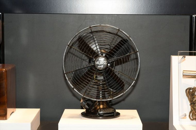 自動首振型電気扇 マーツ電気扇（1936年[昭和11年]） 同社扇風機第1号機。二重首振機能や首振角度変換機能などを搭載。当時の外国製品と遜色ない価格で発売された。