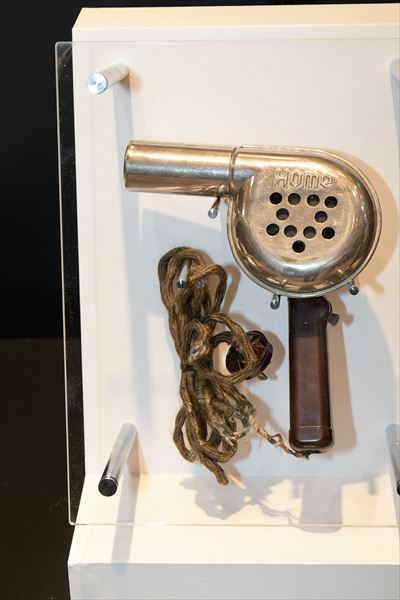 ホームドライヤー（1937年[昭和12年]） 同社ヘアードライヤー第1号機。モーターは当時の電気バリカンに使われていた整流子モーター。風を送るファンは、4枚のプロペラファン。この仕様で、300Wの温風を発生。当時としては軽量の750gで、大風量のヘアードライヤーだった。