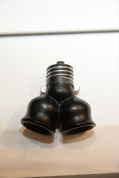 ↑「2股ソケット」の名前でよく知られる大ヒット商品で、正式名称は「2灯用クラスター」（1920年[大正9年]）。当時、一般家庭には電力供給口として天井灯用の1本のソケットしかなく、複数の電気製品を使いたいというニーズに応えて考案されました