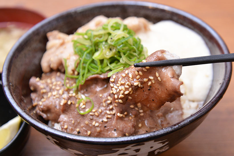 ボリューミーな牛タン丼が980円! 今夏登場したすた丼の新作はご飯が進みまくるウマさだった