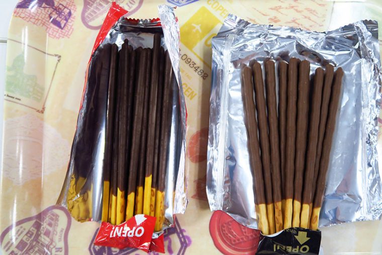 ↑左がポッキーチョコレート、右がポッキー<THE MILK>。新製品は少し軸が太くなっただけでなく、ウェーブ状なのもひと目でわかります