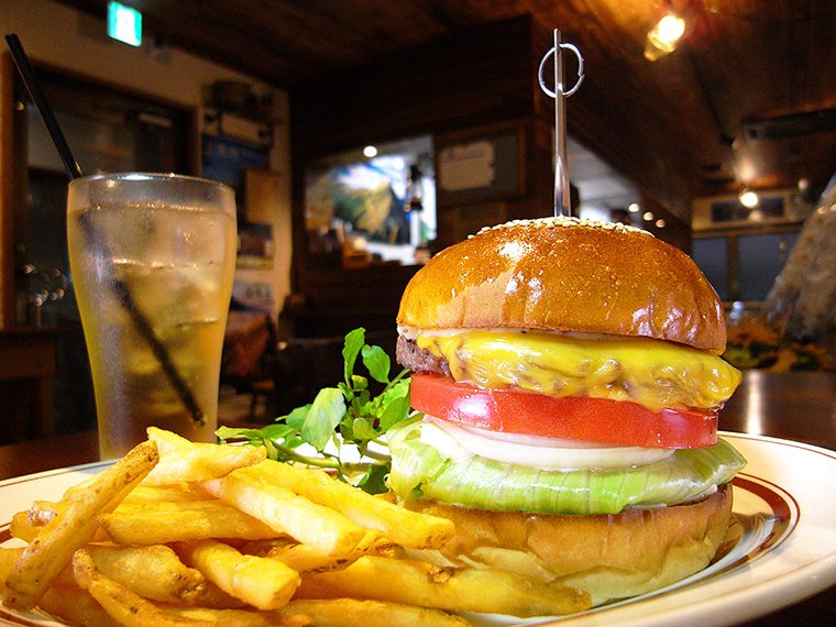 ↑「チーズバーガー」(920円)。ガーリックが利いた特製タルタルソースにアンガスビーフパティの弾力と生オニオンのシャクシャク食感