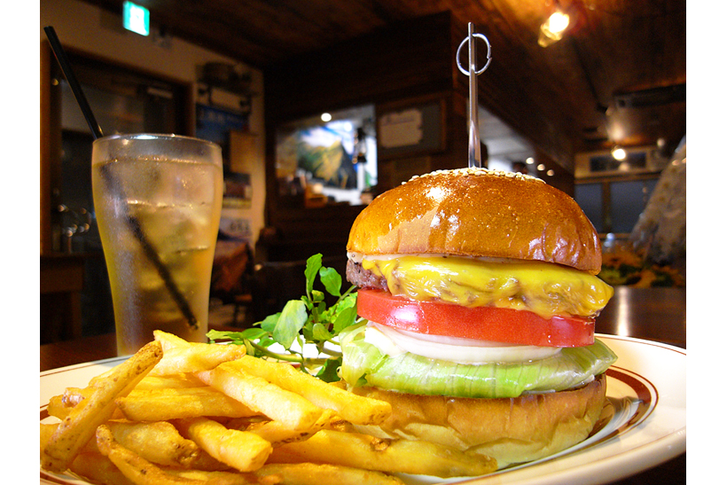 駅前の「山小屋」でハンバーガーを楽しむーー荏原中延「CAFE.ALPS」