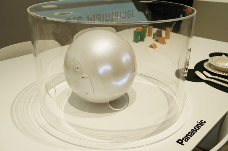↑パナソニックが子どもと遊んでくれる“おはなしロボット”のコンセプトを出展