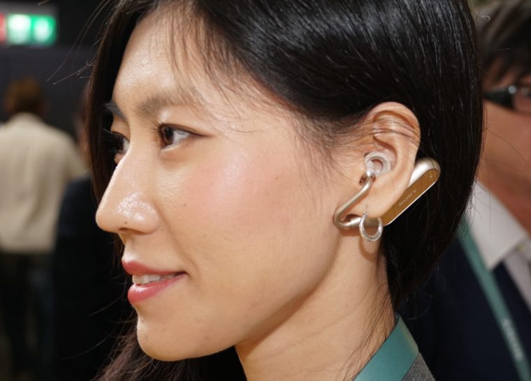 ↑ソニーモバイルが開発するオープン型の完全ワイヤレスイヤホン「Xperia Open-Ear Concept」
