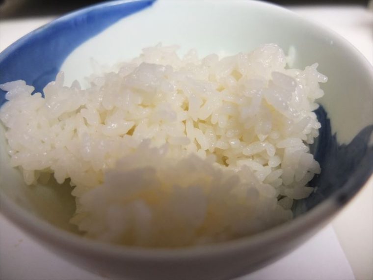 ↑ごはんのつやは幾分残っているものの、ハリがまったくなくなってしまいました。色も黄色味が出始めています