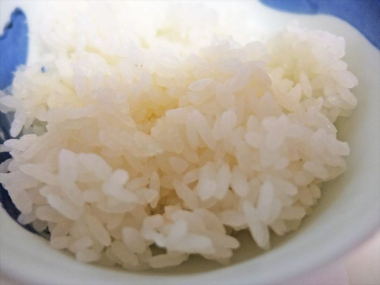 ↑炊き立てと比べるとやや黄色くなった印象。ハリつやもなくなっていますが、食味に関しては、意外においしさを保っていました
