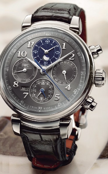 ↑IWC「ダ・ヴィンチ・ パーペチュアル・カレンダー・ クロノグラフ」365万0400円/Ref.IW392103/自動巻き/3気圧防水/直径43㎜、厚さ15.5㎜