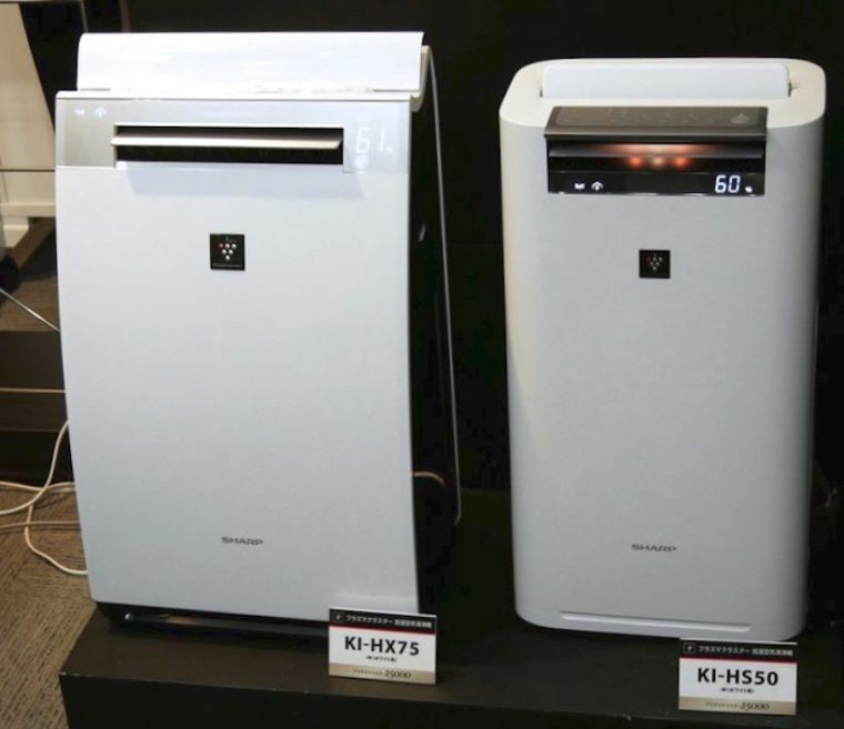 ↑左がKI-HX75。右は同時に発表された新商品KI-HS70で、COCORO AIRは非搭載