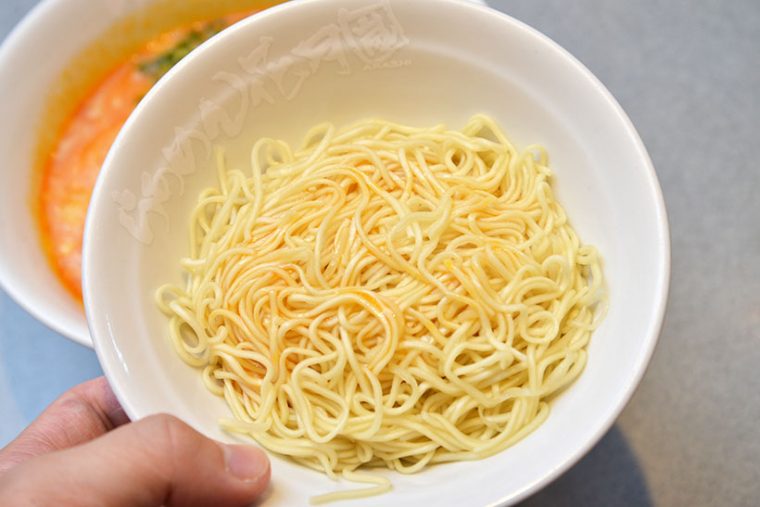↑替玉(100円)。ライスも同価格で用意されているので、ラーメンライス派は白米を!