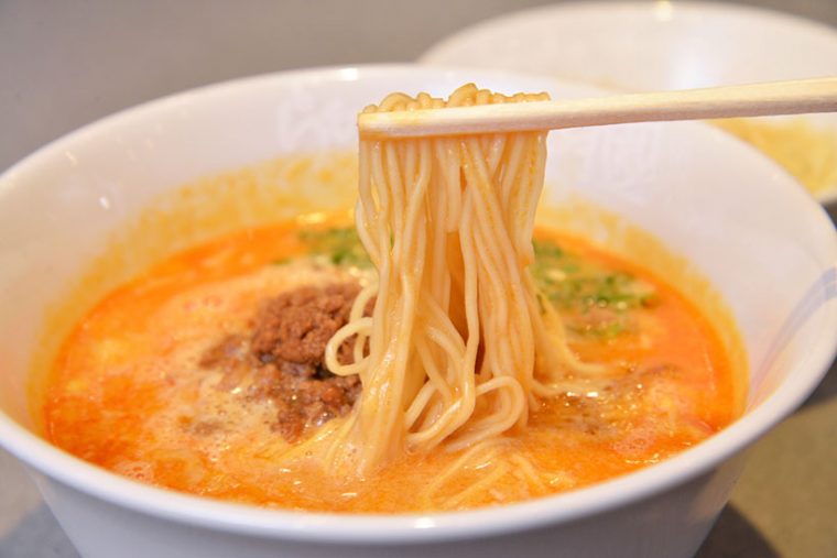 ↑麺は細めでストレート。ノド越しと歯ごたえが抜群!
