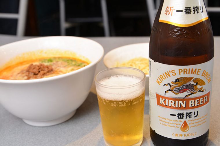 ↑ビール/中瓶(550円)。ジョッキも同価格で一番搾りが用意されています