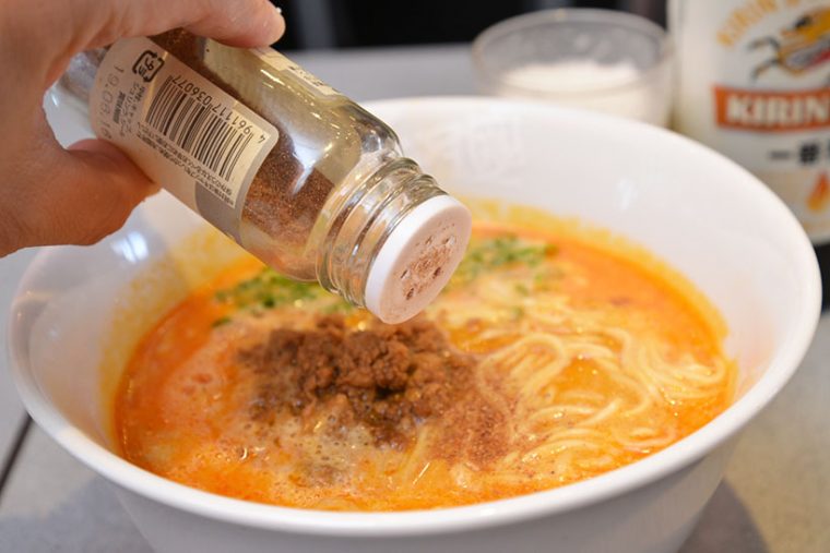 ↑もちろん無料サービス。ほかにも激辛壺ニラやバリ辛ハバネロ暴流など、様々な味変アイテムがあります