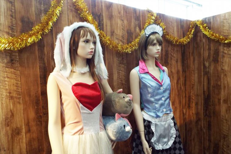 ↑パーティ用コスプレグッズも展示。まさにカオスです