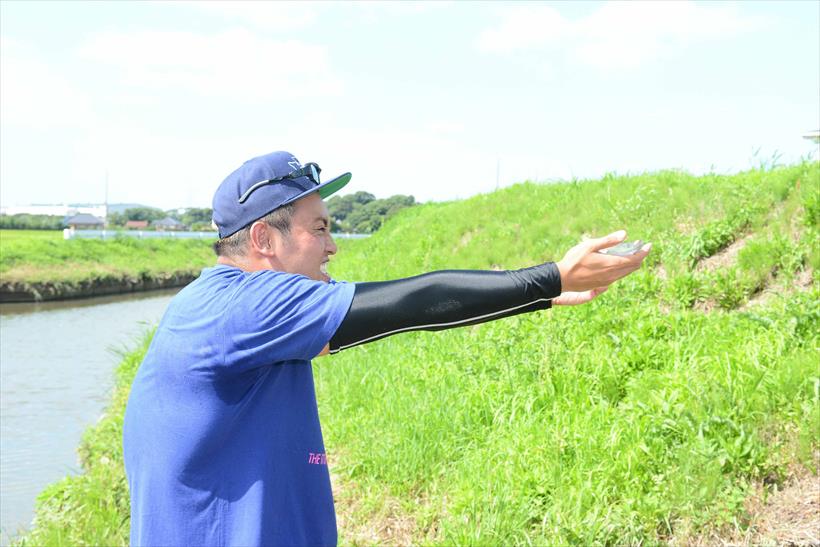 ↑カメラに向かって目一杯腕を伸ばし、魚を大きく見せようとするオカダ選手