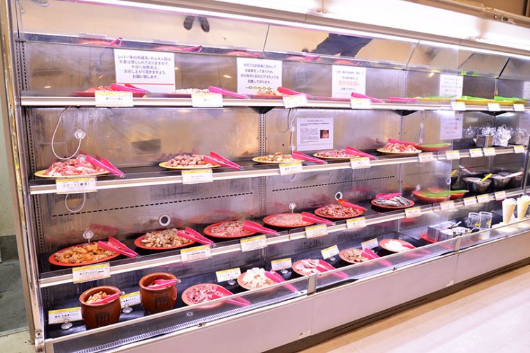 ↑店内のビュッフェコーナー。さまざまな種類のお肉が並んでいます!