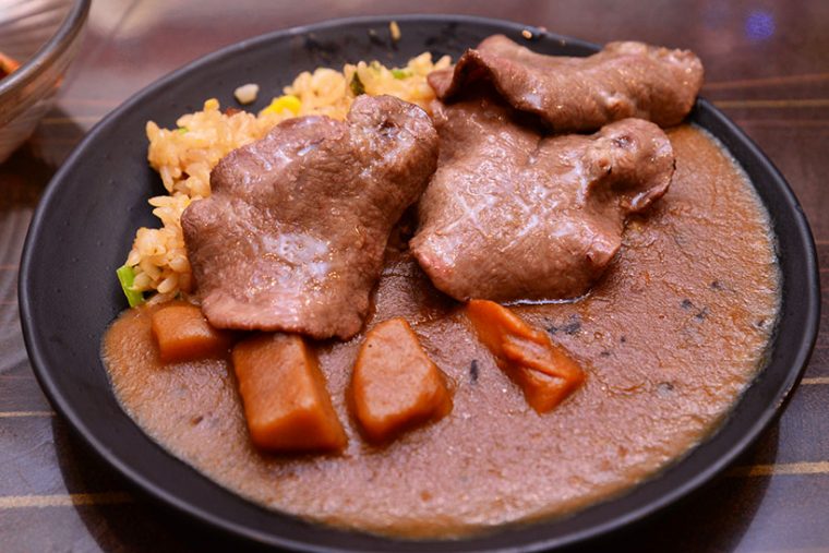 ↑こちらは先述の牛タンをアレンジ。直火ガーリックチャーハンにカレーと牛タンをオン