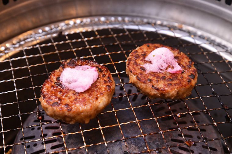 ↑ハンバーグに綿あめを乗せて焼くと、テリヤキの味になります