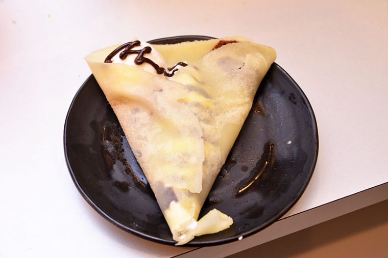 ↑自分で生地を焼いて作れるクレープもあります