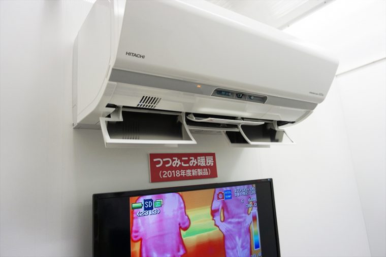 ↑ルーバーが前後三枚、計6枚に分かれていて、冷暖房の風を吹き分けます。つつみこみ暖房は温風を部屋の左右から回り込むように吹き出すことで、身体に直接当たらないようにしています
