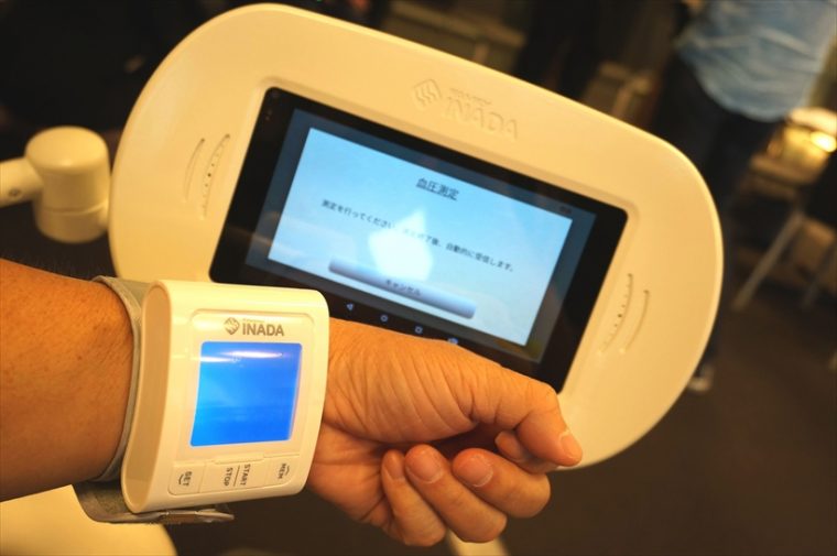 ↑付属品の血圧計で測定したデータは健康管理システムへ送信