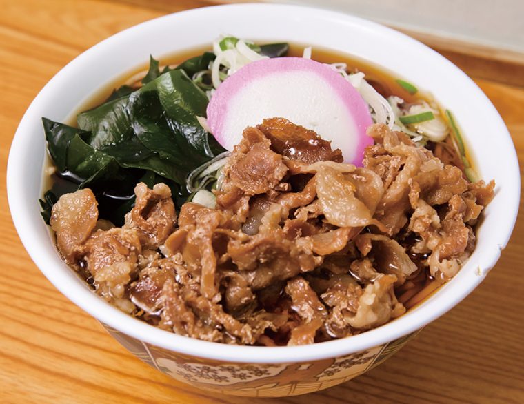 ↑「肉そば」( 円)の豚肉は、そば用のだしで煮込んでいる。そのため、めんやそばつゆとの相性がいい