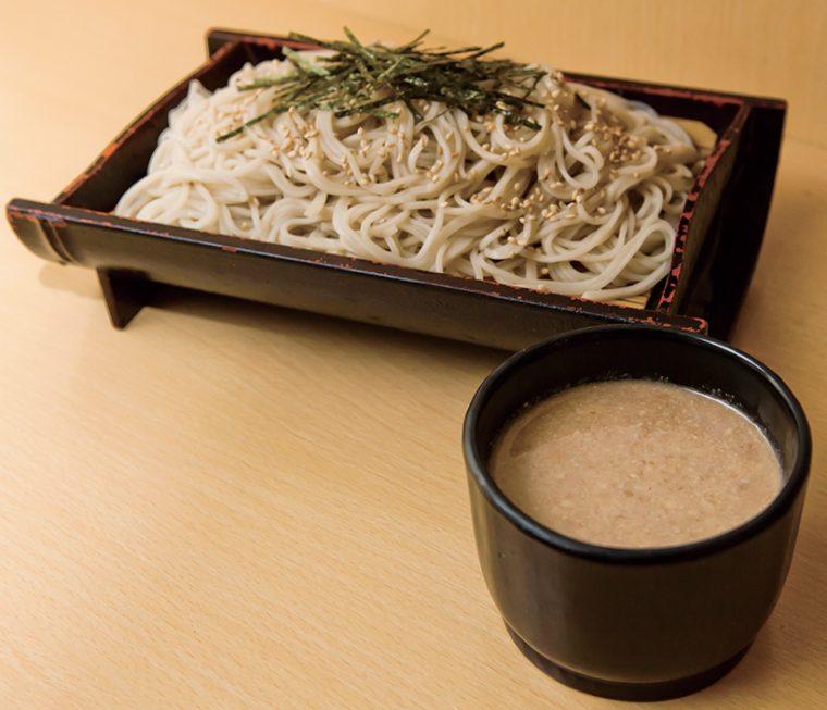 ↑「くるみそば」(480円)。つけだれにわずかに残したくるみの粒が食感のアクセントになっている