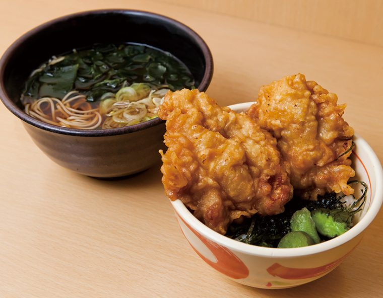 ↑揚げたての大きな鶏ももが2 つのった「唐揚げ丼セット」(580円)は、かけ・もりそばがついて味もボリュームも文句なし