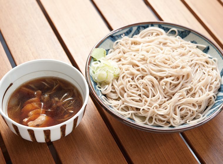 ↑鴨つけそば(570円)。鴨のうまみが利いた温かいつけ汁で食べる。具材の鴨肉の弾力とうまみもすごい!