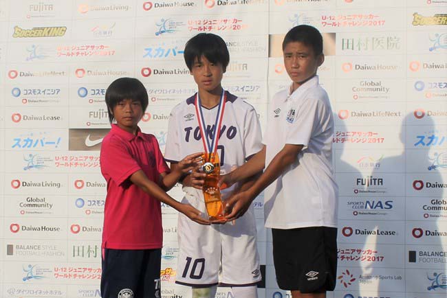 大会期間中8得点を挙げ得点王に輝いた石井久継選手(福山ローザス・セレソン、写真左)、寺澤公平選手(東京都 U-12、写真中央)、今西佑選手(ガンバ大阪ジュニア、写真右)。